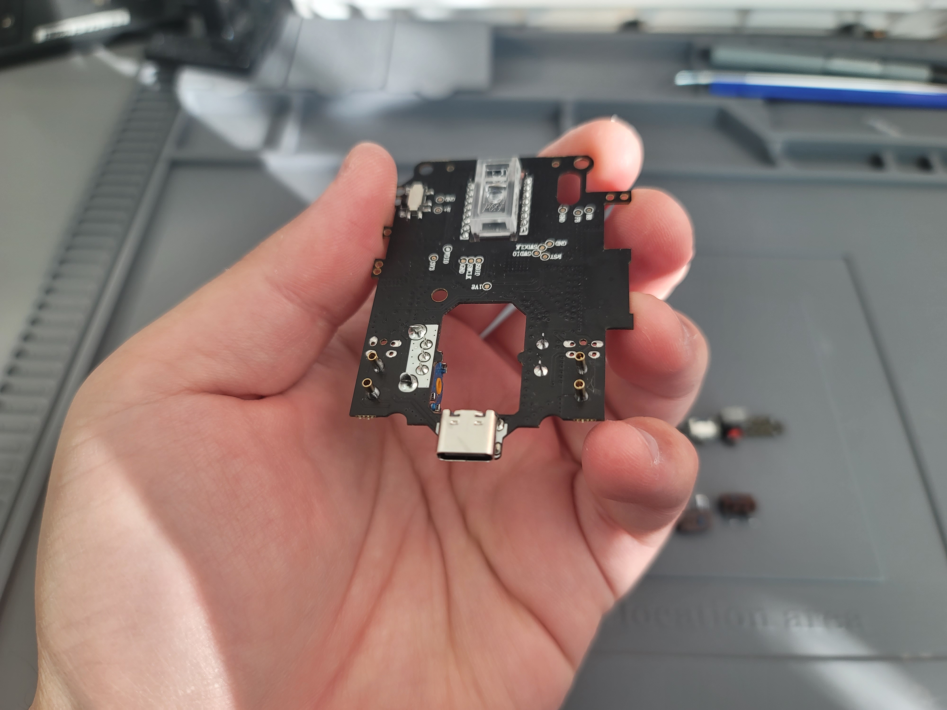 ATK F1 V2 Ultimate USB-C 충전 포트 기판 확대 모습 및 납땜 상태 확인 사진