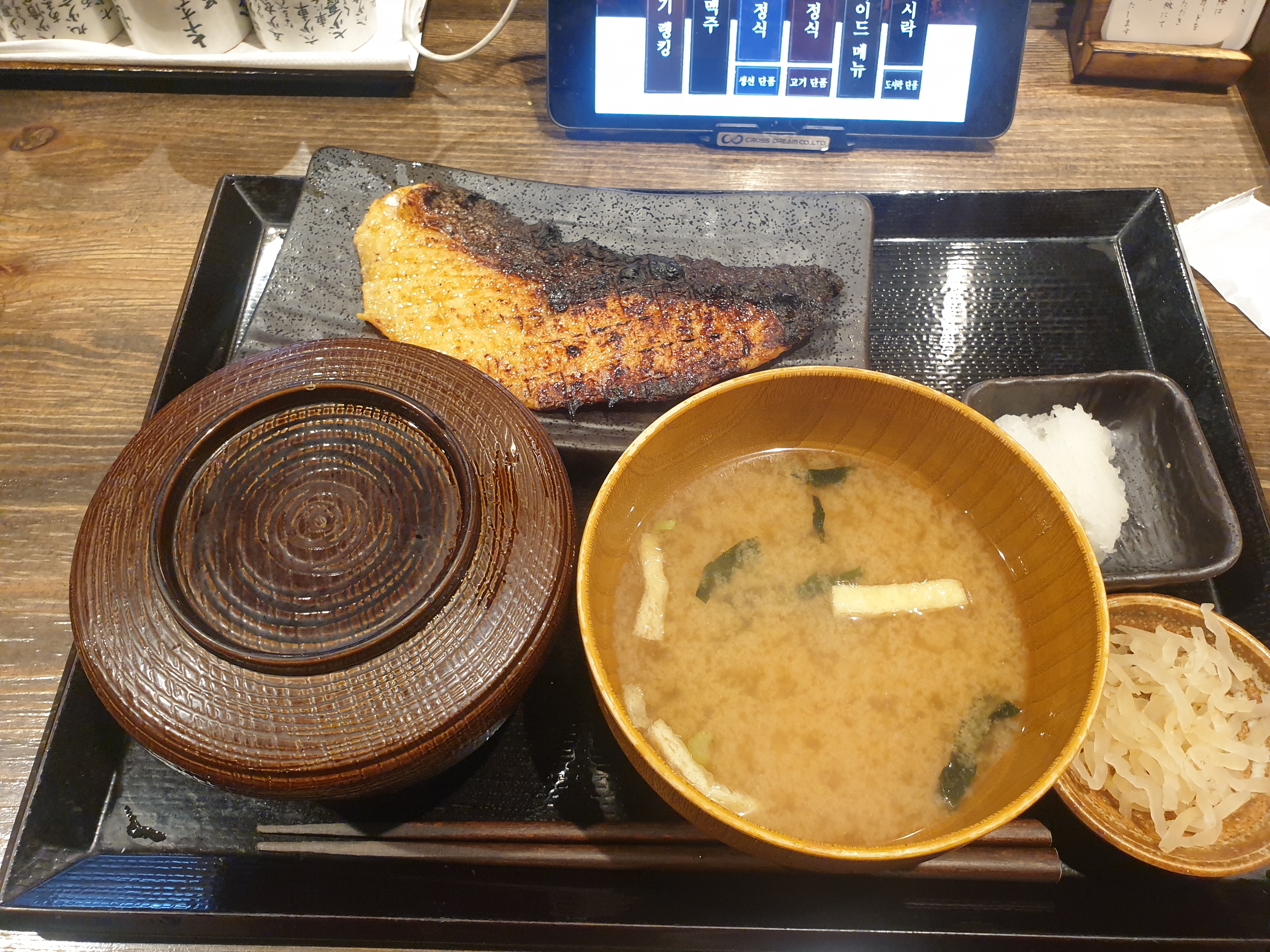 구로몬 시장내 연어구이