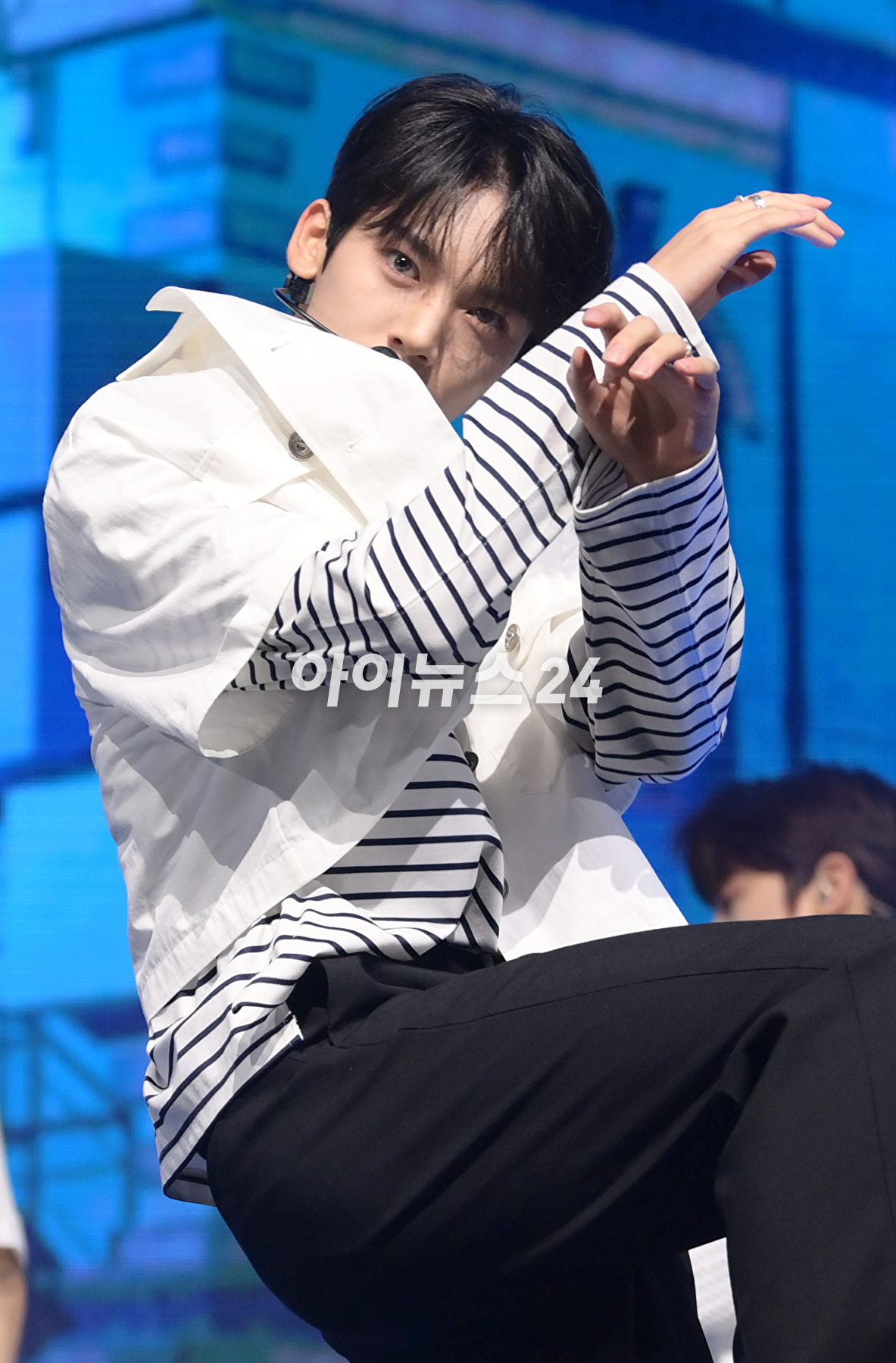 그룹 제로베이스원 한유진이 10일 오후 서울 광진구 광장동 예스24라이브홀에서 열린 제로베이스원(ZEROBASEONE) 데뷔 쇼케이스에서 멋진 무대를 선보이고 있다. [사진=정소희 기자]