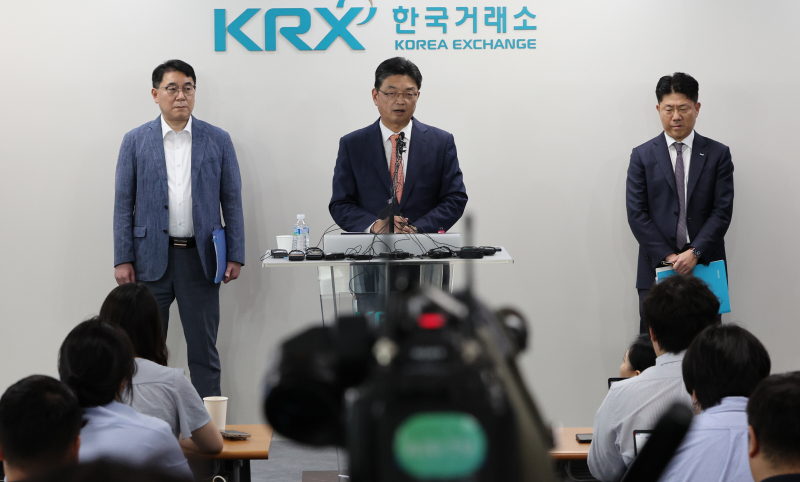 9일 서울 여의도 한국거래소에서 이윤수 금융위원회 증권선물위원회 상임위원(가운데), 이승우 금융감독원 부원장보(왼쪽), 김홍식 한국거래소 시장감시위원장이 자본시장 불공정거래 근절 실천방안 합동브리핑을 하고 있다.