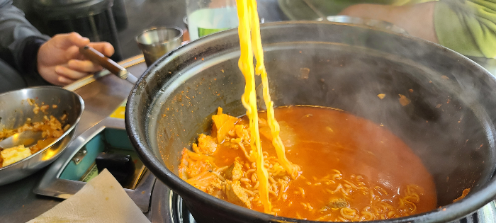 인천 송도 돼지고기 김치찌개 백채김치찌개 야외주차장 백채김치찌개송도점 김치찌개3인세트 보글보글김치찌개라면