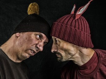 흰-모자와-빨간-모자를-쓴-두-남성이-서로를-노려보고-있는-모습