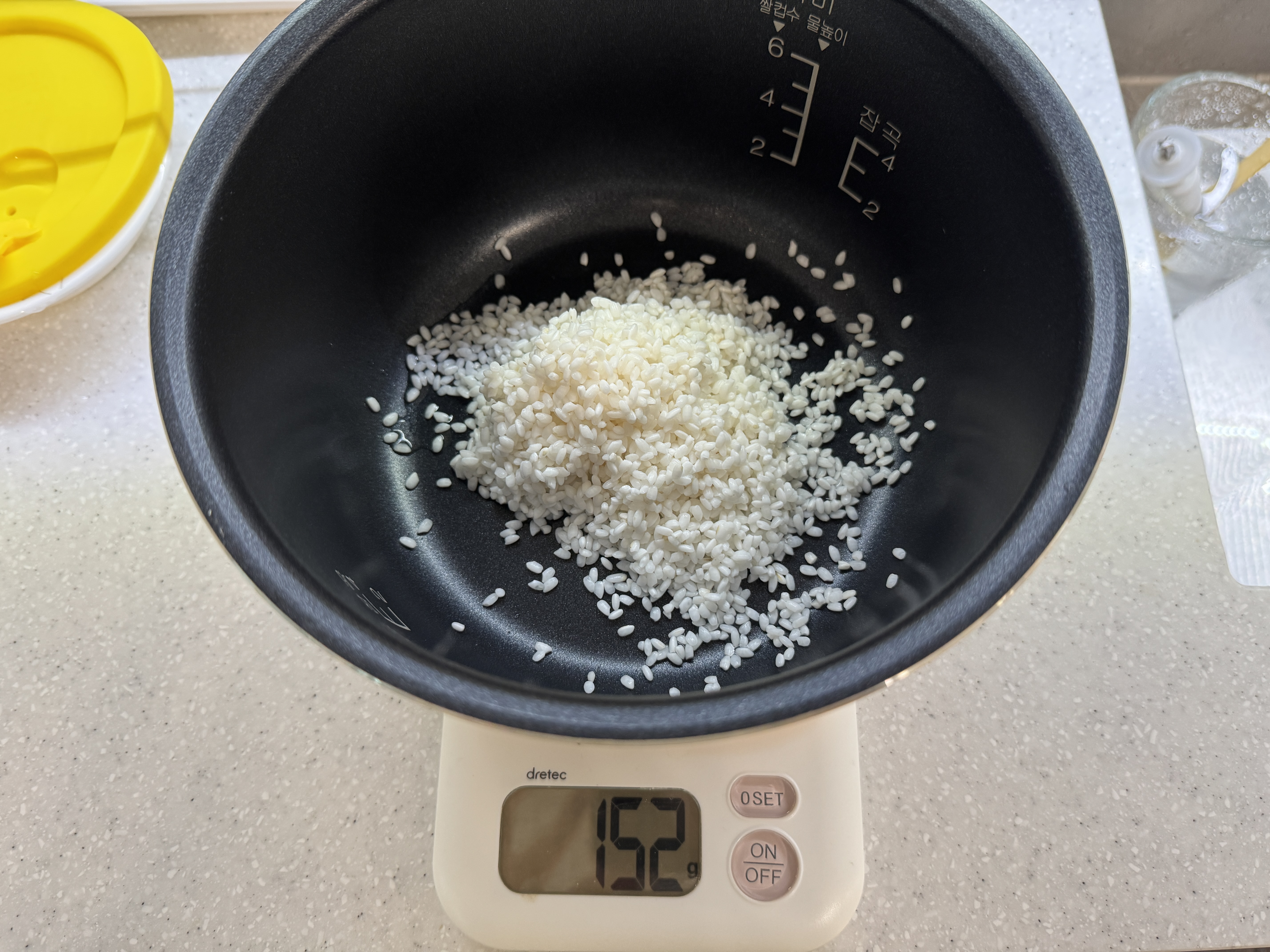쌀 100g을 불린 후 사진