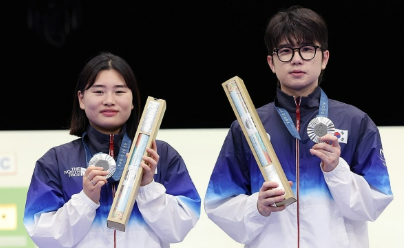 파리올림픽 한국 첫 메달 공기소총 10m 혼성경기 은메달 (왼)금지현, (오)박하준