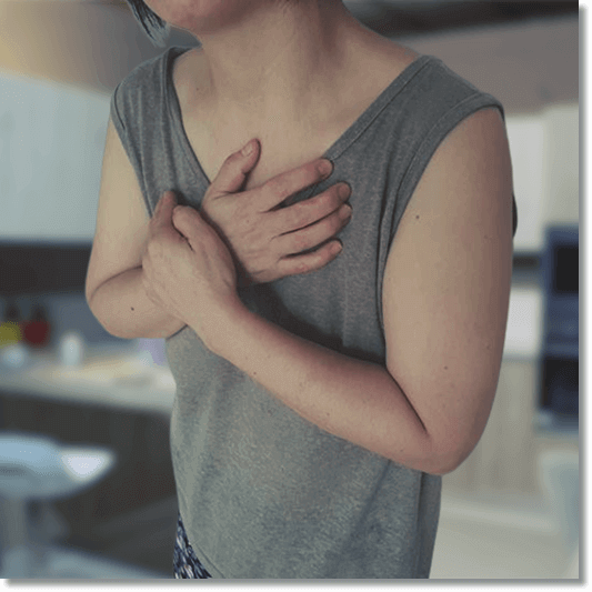 가슴을 잡고 있는 만성 역류성 식도염 여성 환자