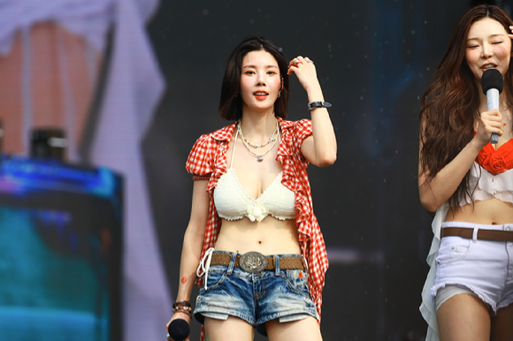 가수 권은비가 6일 킨텍스 야외 글로벌 스테이지에서 열린 '워터밤 서울 2025' 공연에 참석해 무대를 선보이고 있다. [사진=더블앤(W&amp;)]