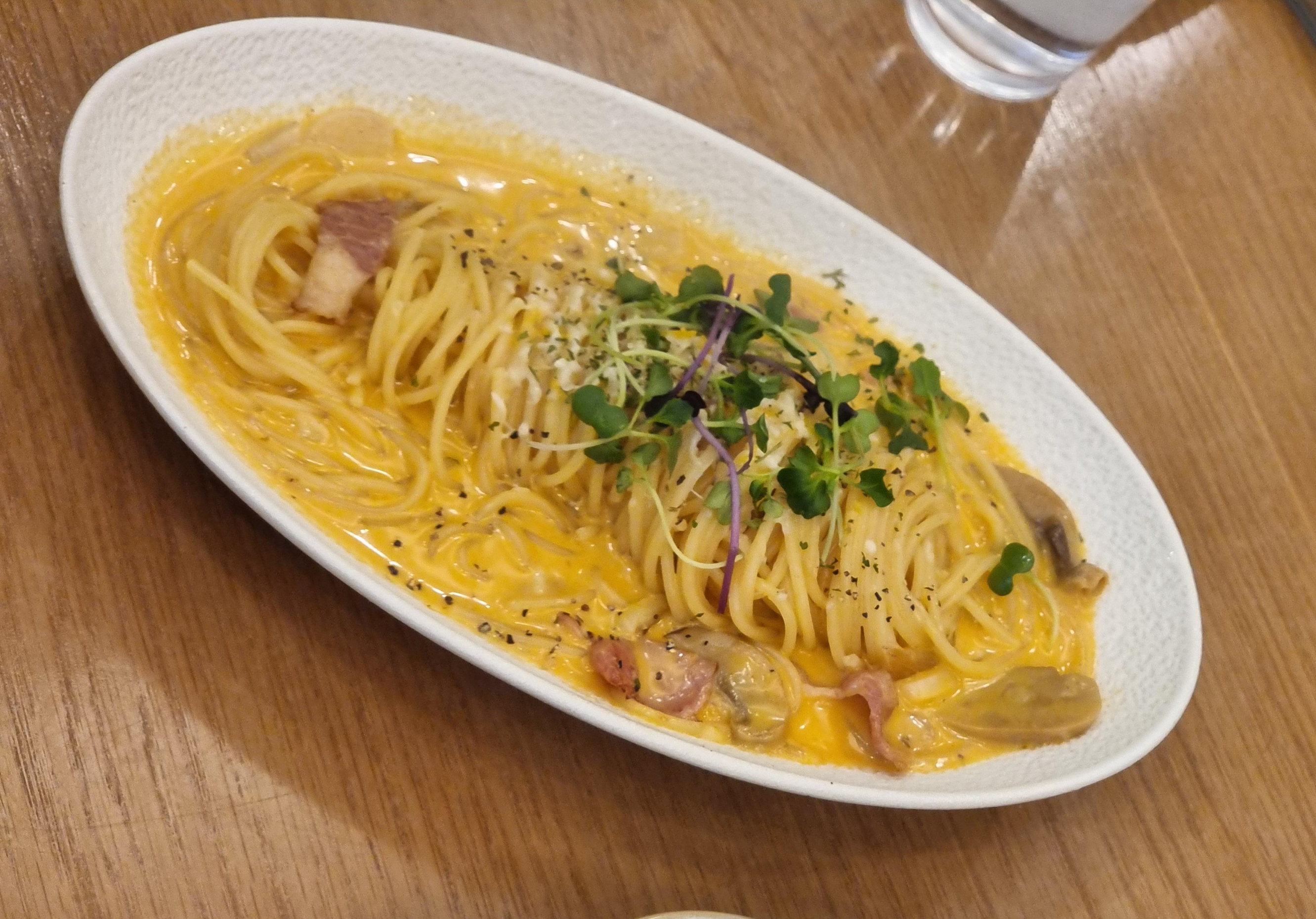로제 파스타는 정석대로 아주 꾸덕하고 고소했어요.