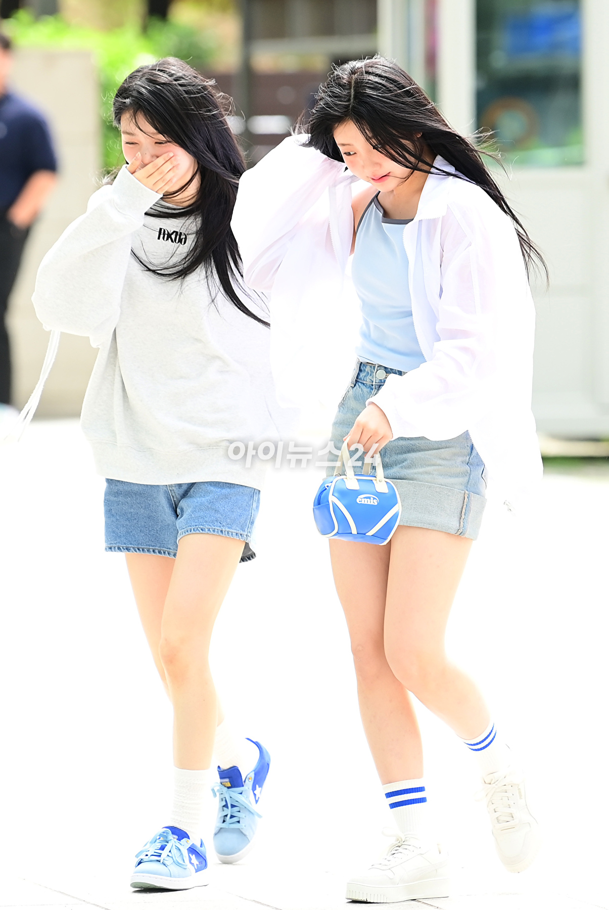 그룹 아일릿(ILLIT) 원희-모카가 24일 오후 서울 목동 SBS에서 진행되는 SBS 라디오 파워FM '두시탈출 컬투쇼' 참석 전 포토타임을 갖고 있다. [사진=정소희 기자]