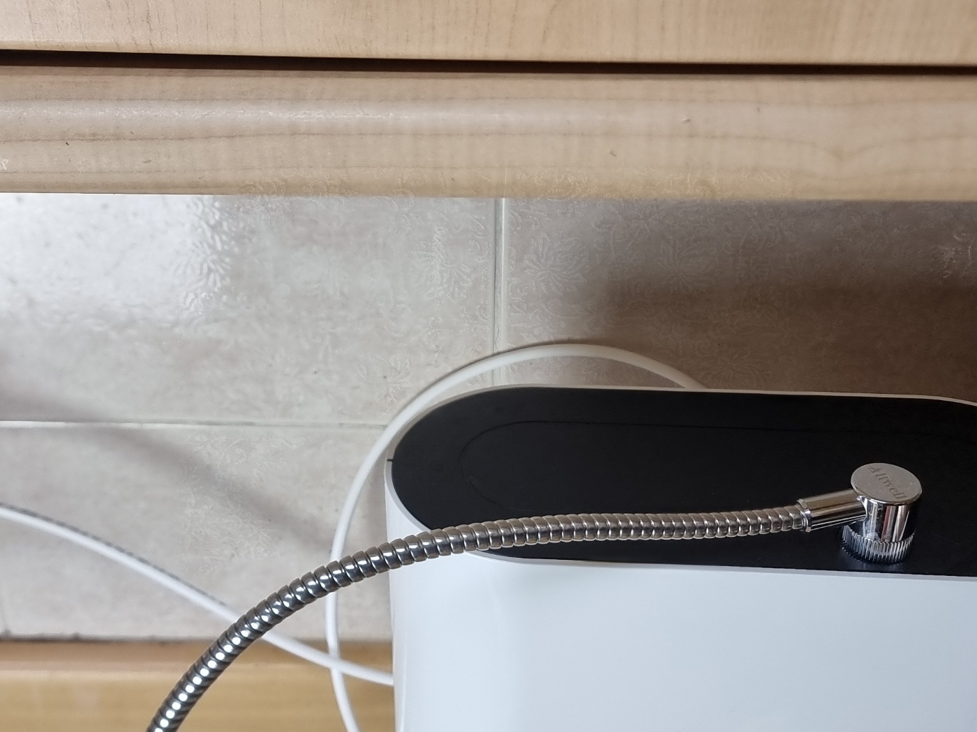 "완벽한 주방 인테리어 무타공 정수기 설치 완료 모습"