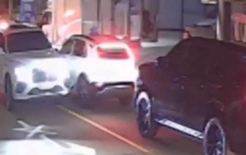 도로위 좌측 흰색 차량이 우측 흰색 차량을 지나치는 이미지