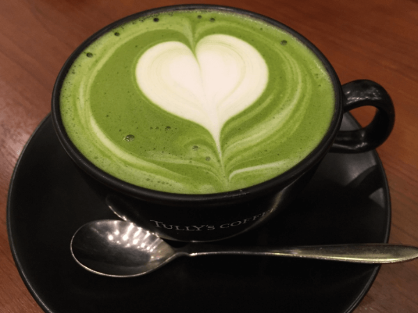 차와 함께 비우는 마음, 차를 우려서 따르고 있는 모습