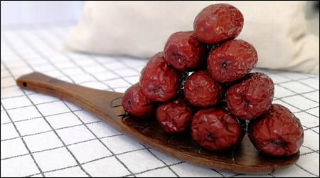 대추가 차곡차곡 올라가 있는 스푼