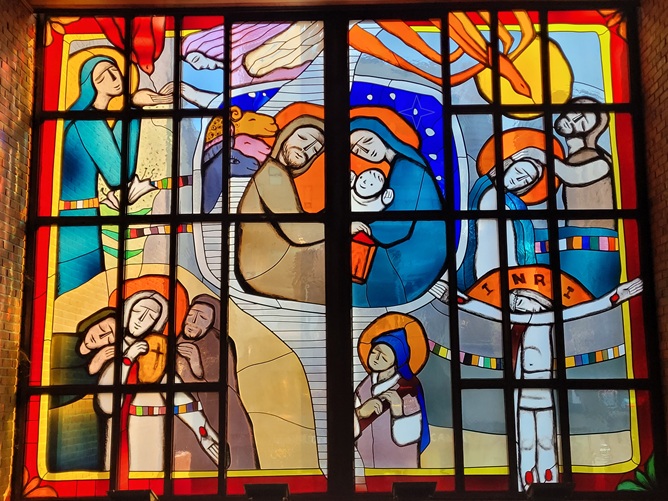 서울 청담동성당에 있는 스테인드글라스 사진입니다.