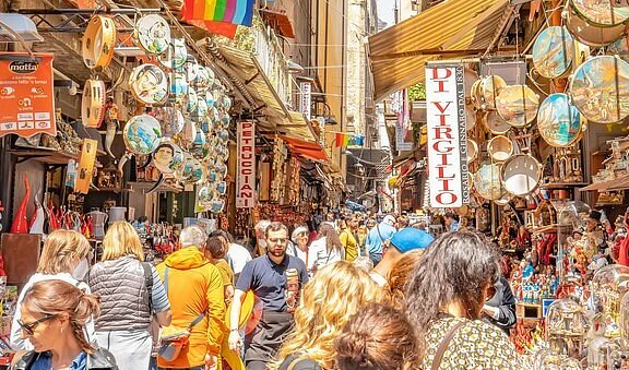 점심, 베수비오 산 경사지 와인 시음 투어 예약하기