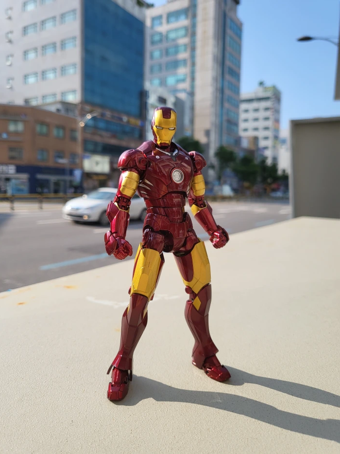 아이언맨-피규어를-대낮에-z플립3-오토모드로-촬영한-사진