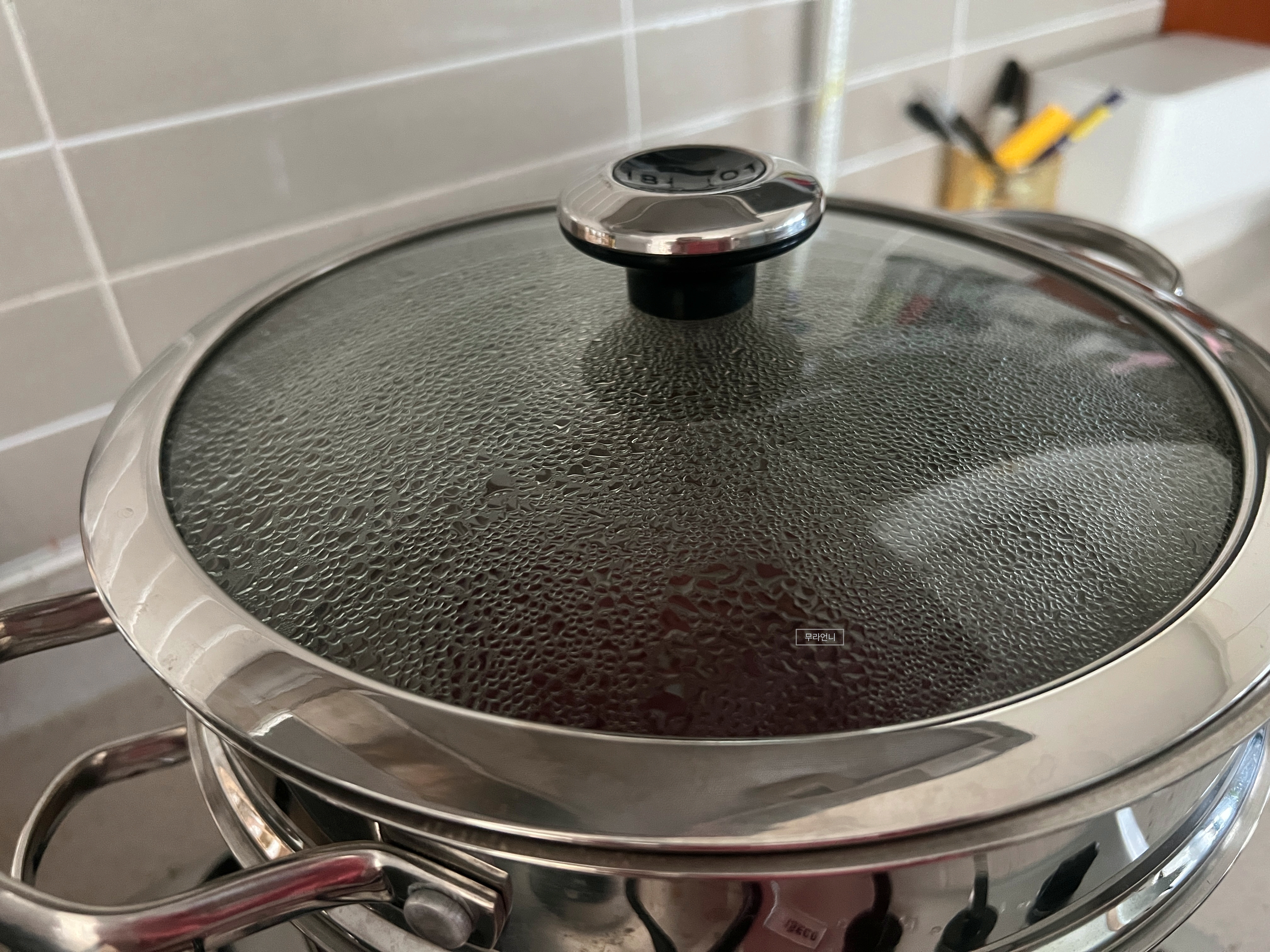 물이 끓으면 고구마를 놓고 중강불에서 끓여줘요