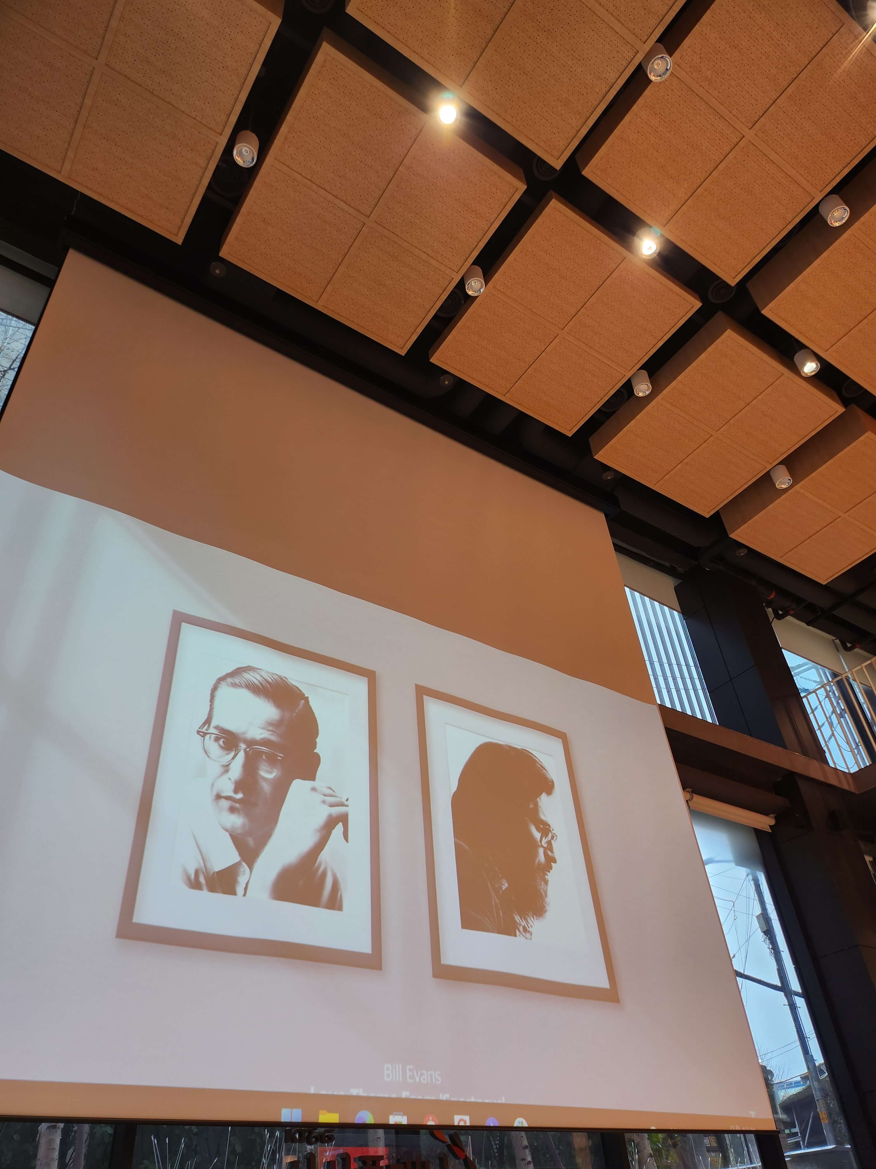 위스탠커피 넓은 실내 공간