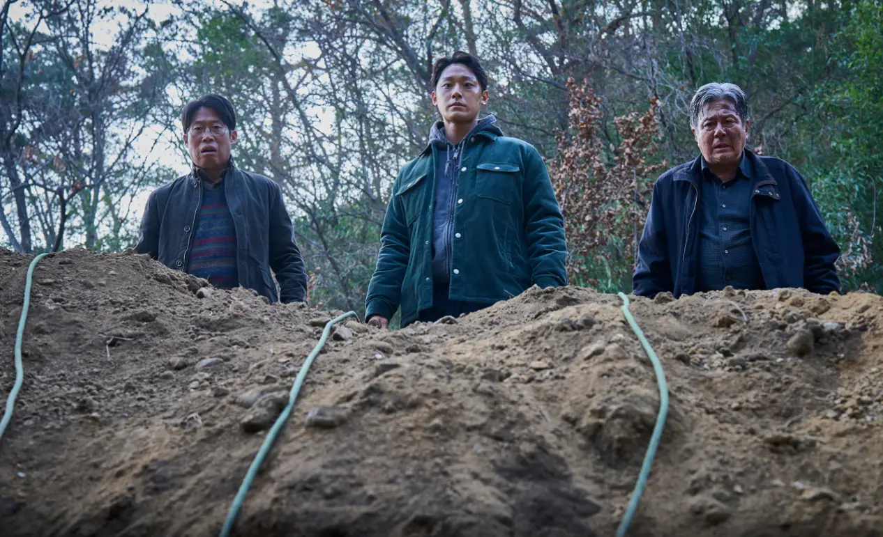 파묘-
흙구더이 위 유해진, 봉길, 최민식이 차례로 서있으며 흙구덩이 안을 놀란 눈으로 쳐다보는 모습