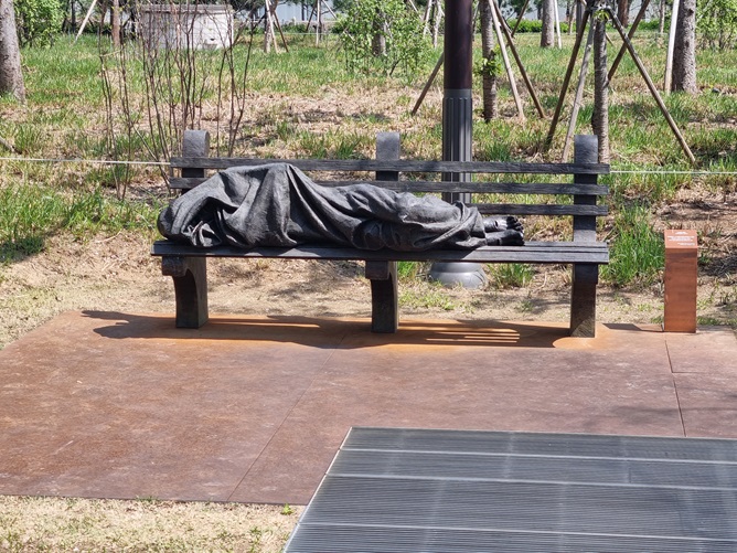 서소문 밖 네거리 "노숙자 예수" 작품