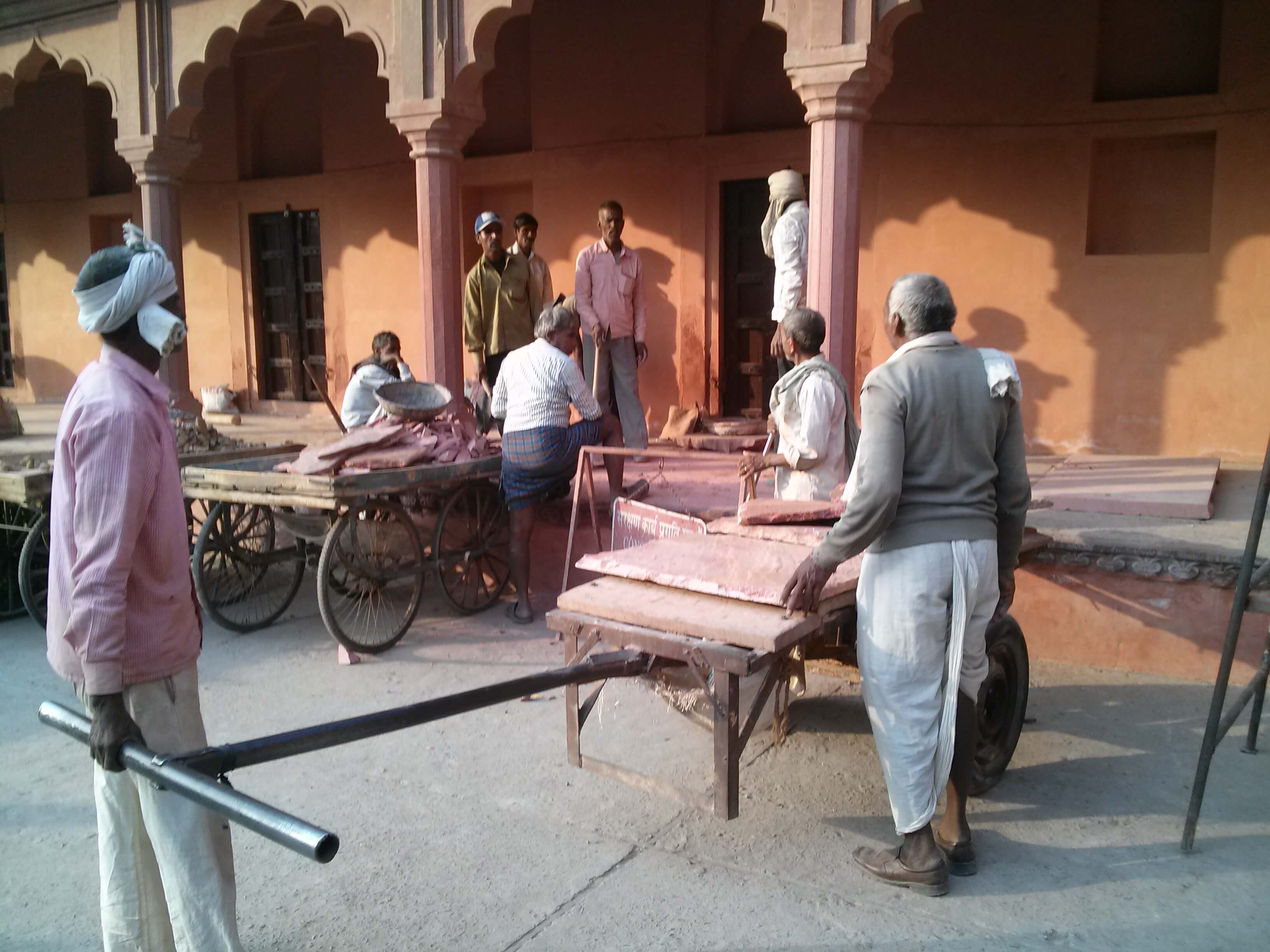 "정교한 조각이 새겨진 하얀 대리석을 전통적인 방식으로 다듬고 보수하며 타지마할의 원형을 보존하는 석공의 작업 모습"