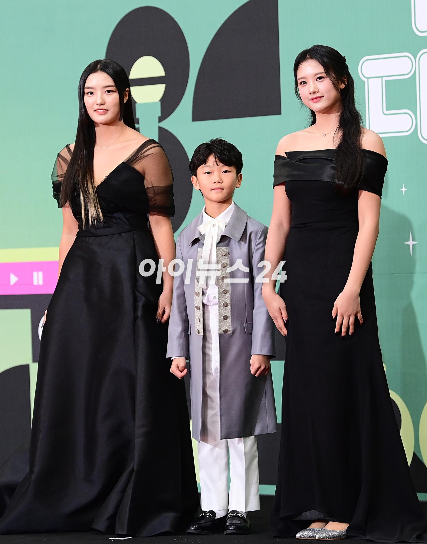 '이동국 첫째딸이 이렇게 컸어요' 전 축구선수 이동국의 딸 재시가 23일 오후 서울시 영등포구 여의도 KBS 신관 웨딩홀에서 진행된 '2023 KBS 연예대상' 레드카펫 행사에 참석하고 있다. [사진=정소희 기자]
