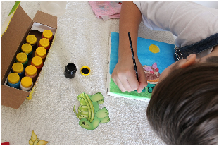 아이가 밝은 색 물감을 사용해 그림을 그리고 있는 모습, 창작과 디지털 아트의 시작을 상징하는 이미지