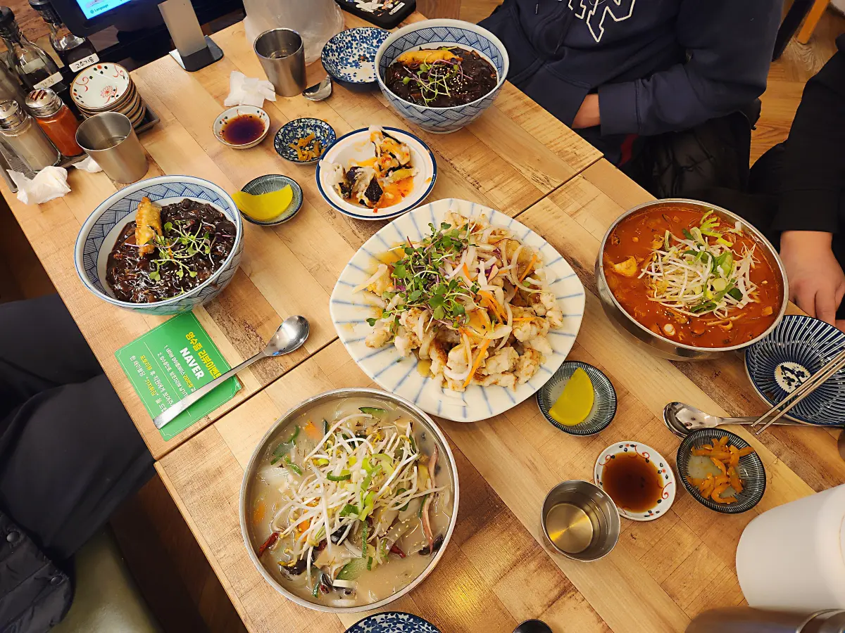 마곡-중식-맛집-리리반점-메인요리-짜장면-백짬뽕-홍짬뽕-사이드음식-바삭한-찹쌀탕수육-가지튀김