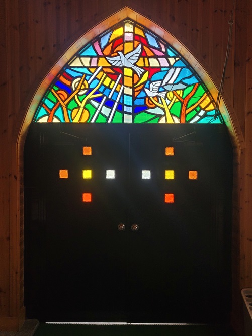 시기동성당 출입문과 스테인드글라스