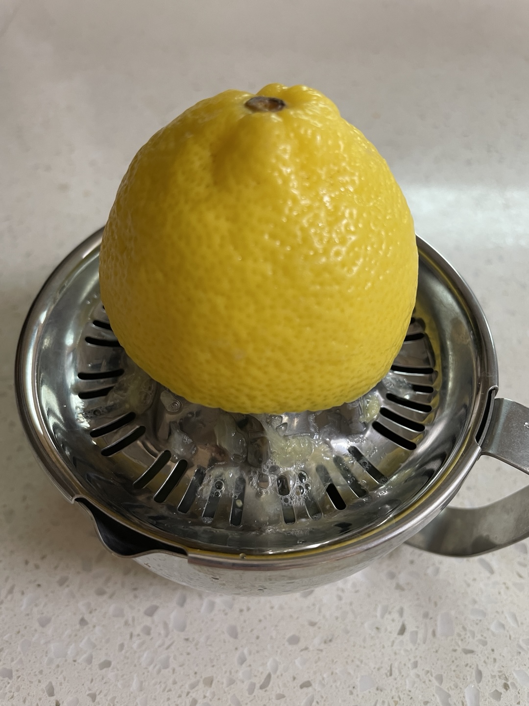 변비 해결방법 - 해독 주스 레시피, 레몬 착즙