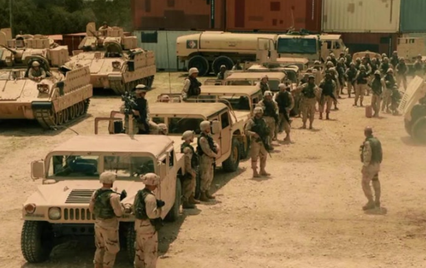 영화 속 험비를 타고 있는 군인들