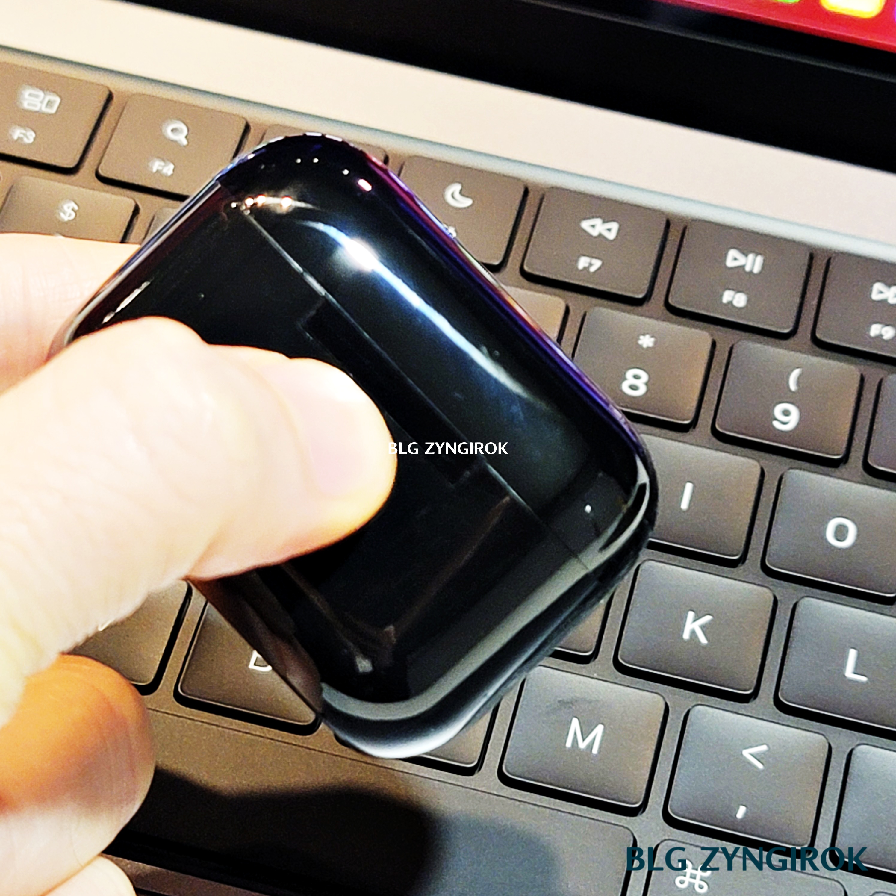 QCY-T11-페어링을-위해-버튼-누르는-모습