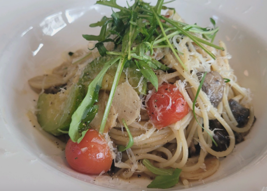 토마토와 치즈가루가 올라간 파스타