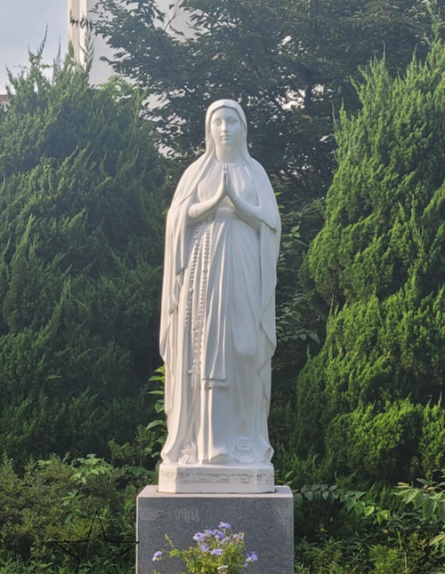 평택 서정동성당 성모동산에 있는 성모상입니다.