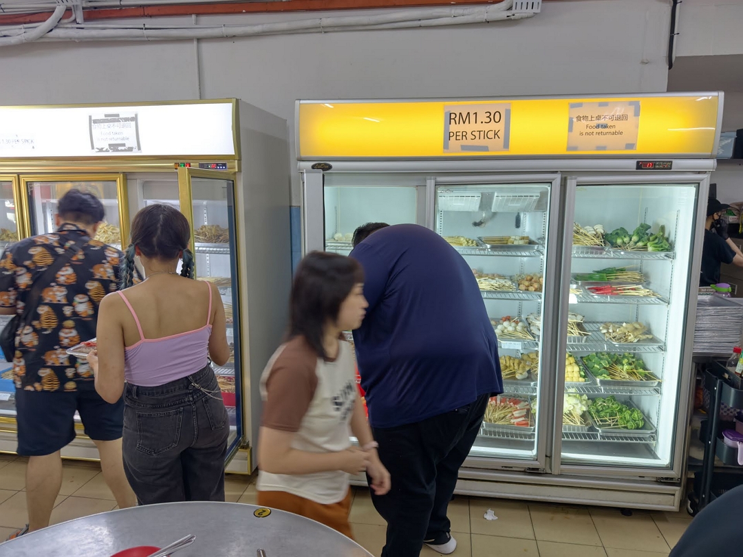 Ban Lee Siang 냉장고 꼬치 재료 진열 모습