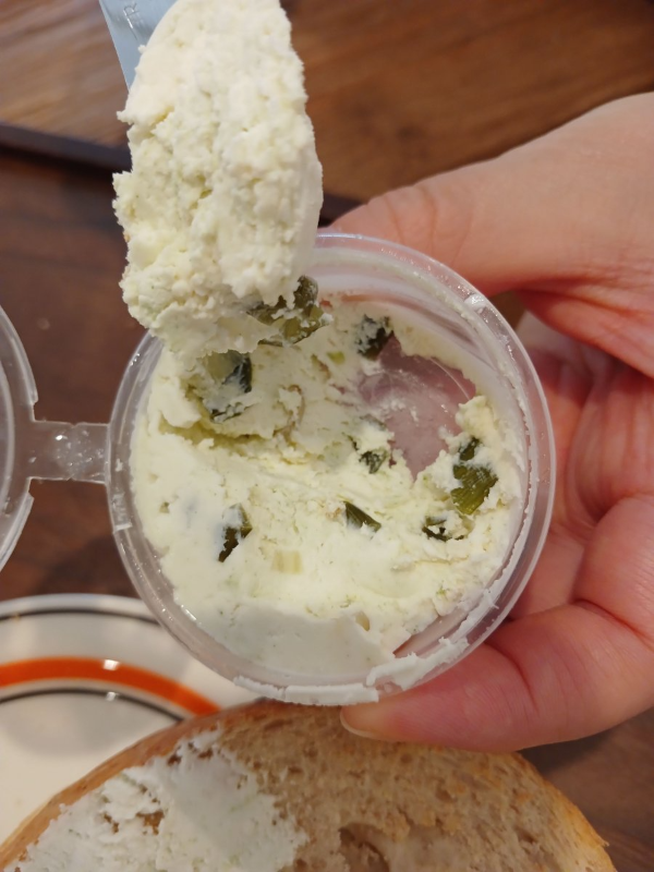 베이글에 크림 바르다