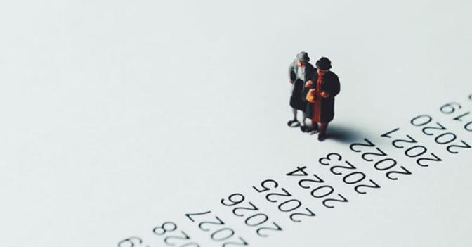 65세 이상 기초연금을 알아보고 있는 노인부부 사진