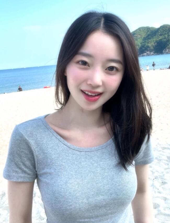 그레이색반팔티를입은-긴머리여성의모습