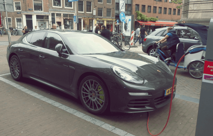 충전중인-검은색-포르쉐-전기차량