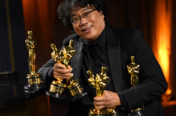 제92회 아카데미 시상식에 참석해 6개 부문 후보에 올라 작품상과 감독상, 각본상, 국제영화상 부문을 석권한 봉준호 감독