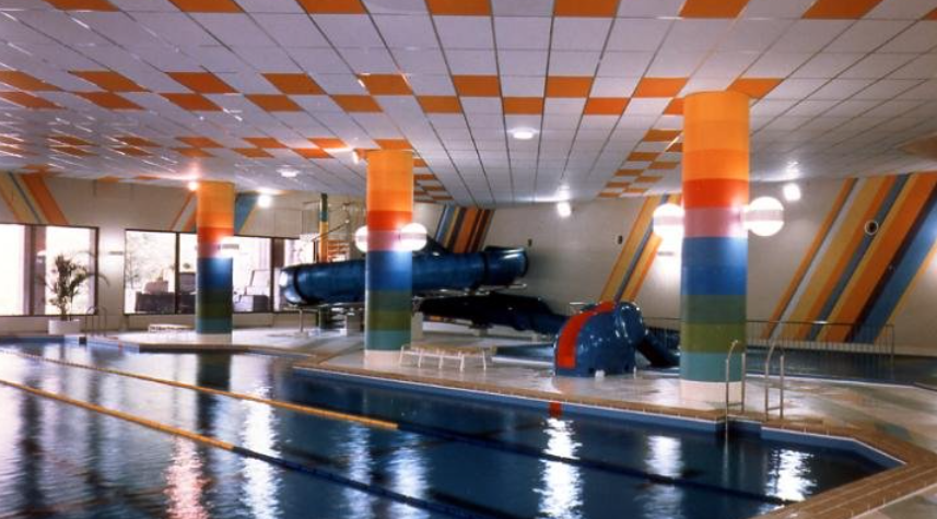 온천 내에 있는 슬라이드 및 어린이 풀장 사진입니다.