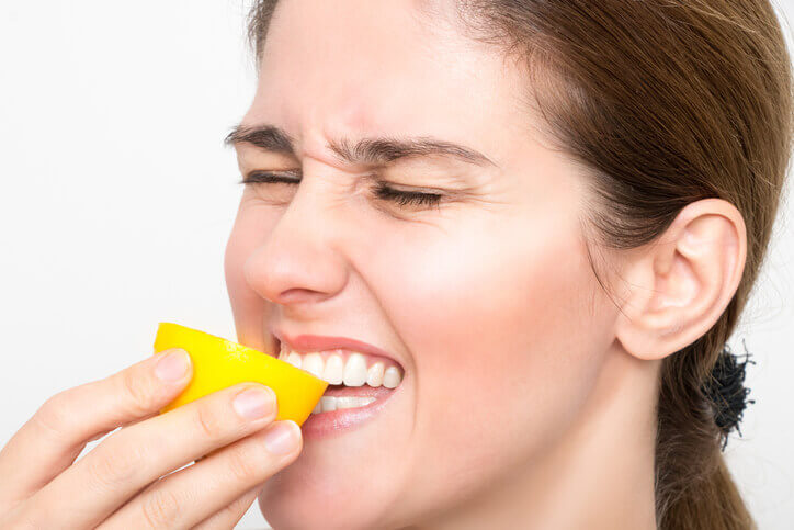 레몬으로 비타민을 충전하는 여성