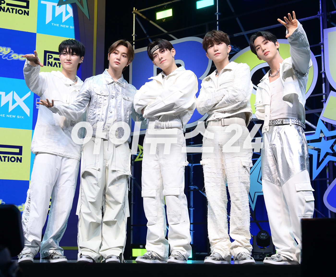 그룹 더뉴식스(TNX)가 7일 오후 서울 한남동 블루스퀘어에서 열린 더뉴식스 세 번째 미니 앨범 '보이후드'(BOYHOOD) 미디어 쇼케이스에 참석해 타이틀곡 '킥 잇 포 나우'(Kick It 4 Now) 무대를 선보이고 있다. [사진=정소희 기자]