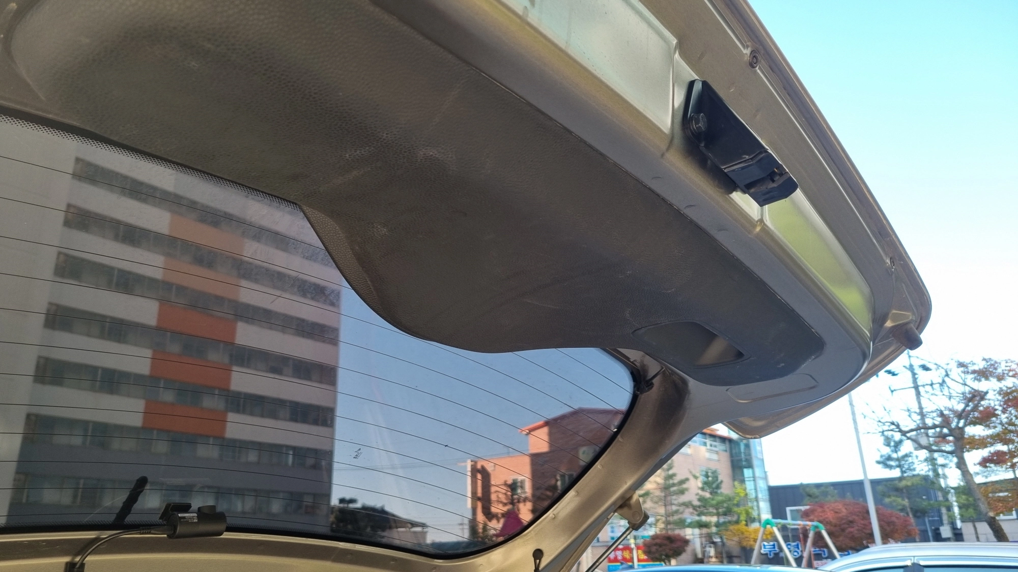 트렁크 커버 닫은 모습