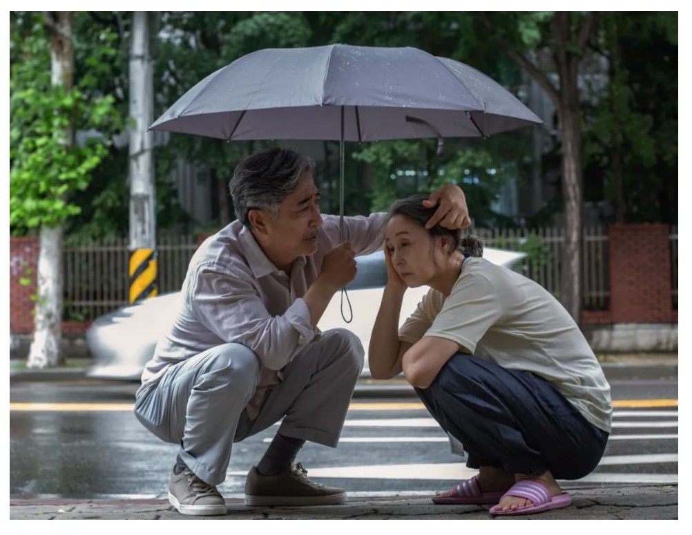 치매가 있는 와이프를 걱정하는 남편 사진