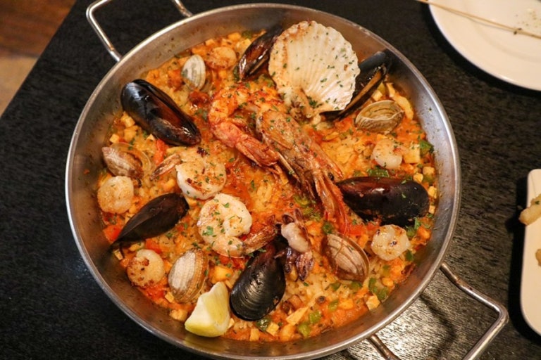 따빠마드레 빠에야와 하몽 플래터