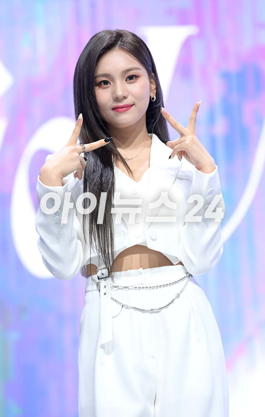 그룹 비비지 엄지가 31일 오후 서울 광진구 예스24라이브홀에서 진행된 비비지(VIVIZ) 세 번째 미니앨범 &#39;베리어스(VarioUS)&#39; 발매 기념 쇼케이스에 참석해 포즈를 취하고 있다. [사진=정소희 기자]