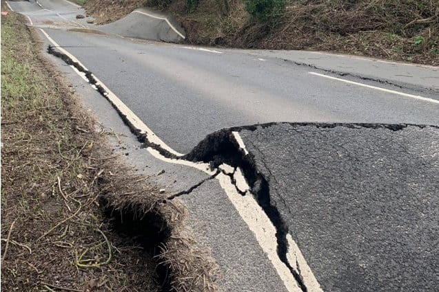 영국 산사태 및 도로의 침하 조사 Inspector warned Wiltshire B road was subsiding over a year before it buckled