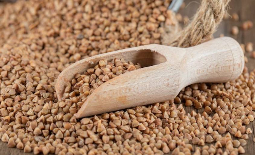 메밀이 바닥에 뿌려져 있다.