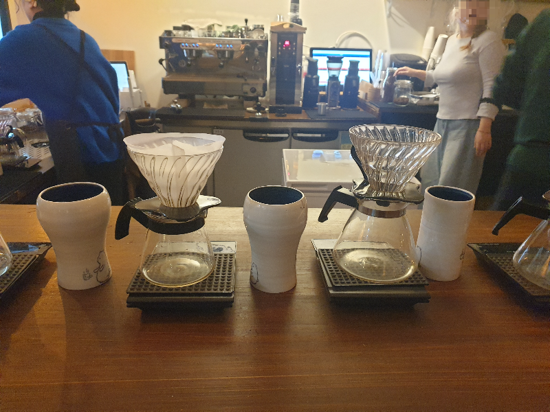 핸드드립 공간 하리오 V60 드립 세트로 구성되어 있다.