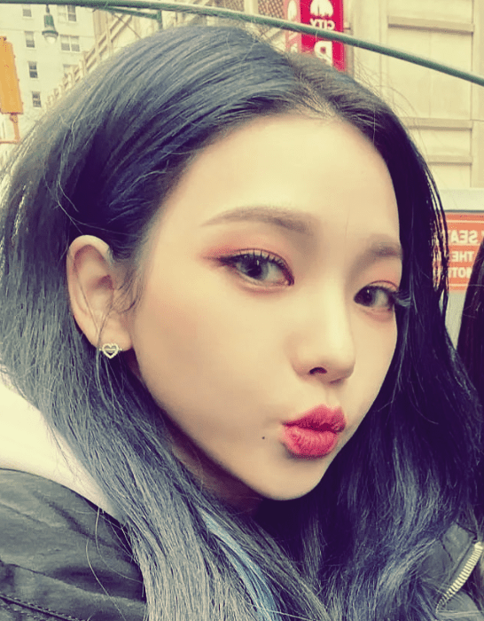 입술-내밀고있는-카리나